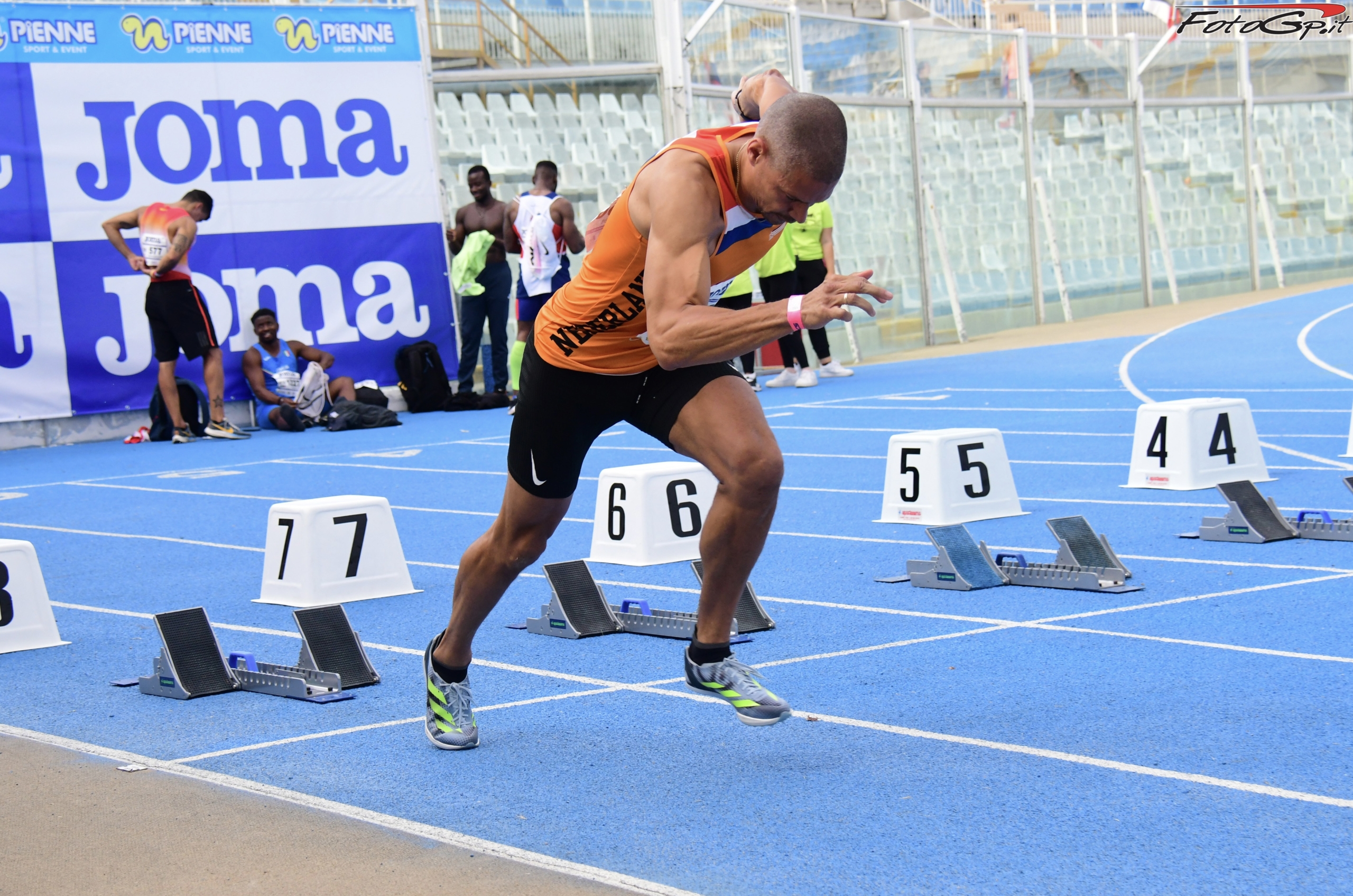 Fanatiek in atletiek: Creator Steve sprint op EK Masters in Italië